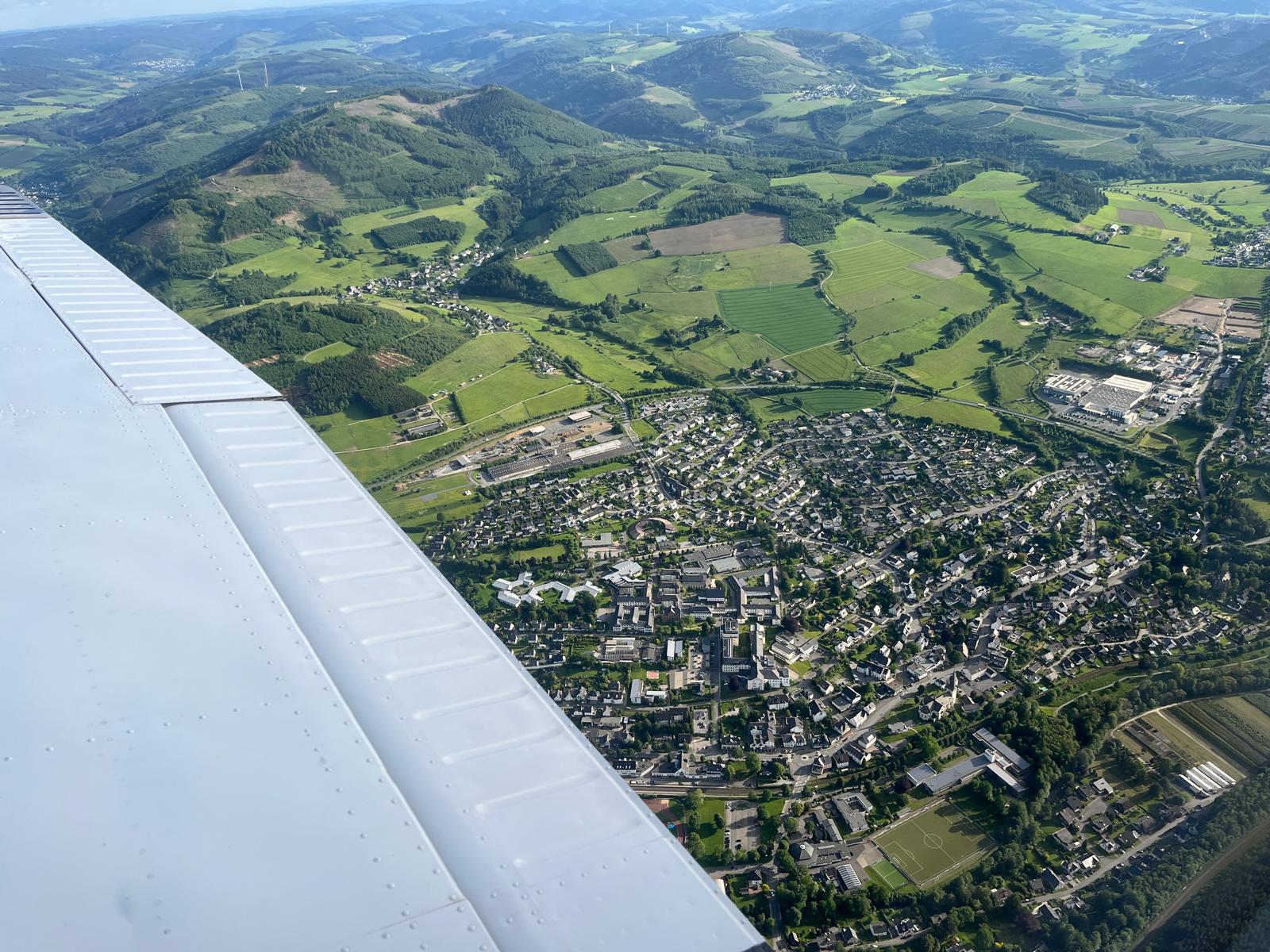 Luftbild eines Ortes im Sauerland